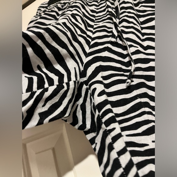 Jules & Leopold Casuals Women's Zebra Print Cropped Jogger Pants Size Medium - Picture 3 of 8